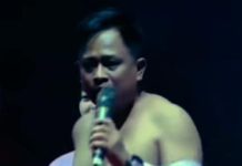 Kecewa dengan Jokowi, Pria ini Telanjang Dada Dihadapan Puan Foto tangkap layar dari video viral yang diunggah akun Tiktok @AB POLITx