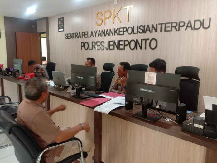 FOTO: Ketua DPC Partai Hanura Kabupaten Jeneponto, Andi Mappatunru mendatangi Polres Jeneponto, Senin (23/10/2023)