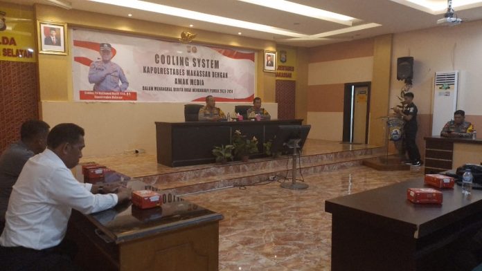 FOTO: Kombes Mokhamad Ngajib, Bahas Cooling System Hadapi Pemilu 2024 di aula Polrestabes Makassar. Senin, 23 Oktober 2023.