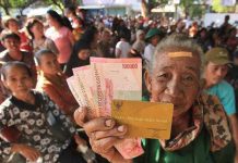 Presiden Jokowi Kucurkan BLT El Nino Rp400 ribu ke Warga Miskin Ilustrasi warga penerima bantuan langsung tunai