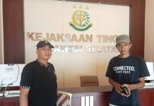 ASN UNM Laporkan Dugaan Tindak Pidana Korupsi Rektor dan WR 2 di Kejati Sulsel FOTO: Kiri Amril Basri saat melaporkan Rektor dan WR 2 UNM di Kejaksaan Tinggi Sulsel. Kamis (26/10/2022).