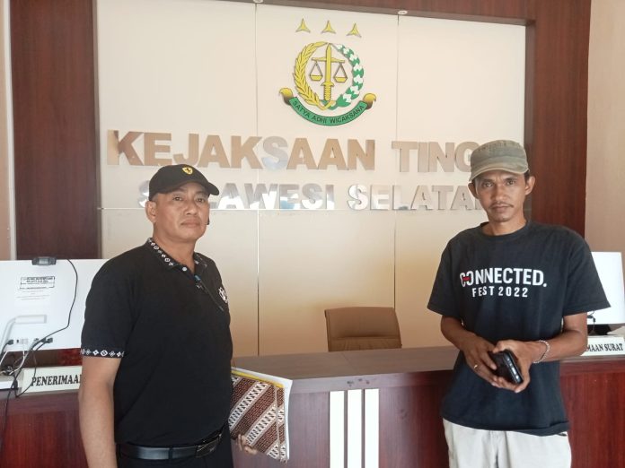 FOTO: Kiri Amril Basri saat melaporkan Rektor dan WR 2 UNM di Kejaksaan Tinggi Sulsel. Kamis (26/10/2022).