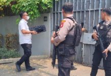 Rumahnya Digeledah Tim Gabungan Polri, Firli Meratap di Dinding Media Sosial X FOTO: Penyidik Direktorat Reserse Kriminal Khusus Polda Metro Jaya membawa koper hingga printer saat menggeledah rumah Ketua KPK Firli Bahuri di Jalan Kertanegara, Jakarta Selatan, Kamis (26/10). (CNN Indonesia/Taufiq Hidayatullah)