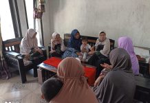 Upaya Guru KB Mutiara Aisyiyah Tunjukkan Sikap Peduli Terhadap Amaliah FOTO: Sejumlah guru KB Mutiara Aisyiyah menjenguk Amaliah Syakira Agevina (anak didik) yang sedang sakit di kediamannya dusun Kp Krajan, desa Kalibagor, kabupaten Situbondo, Jatim. Kamis, (26/10/2023).