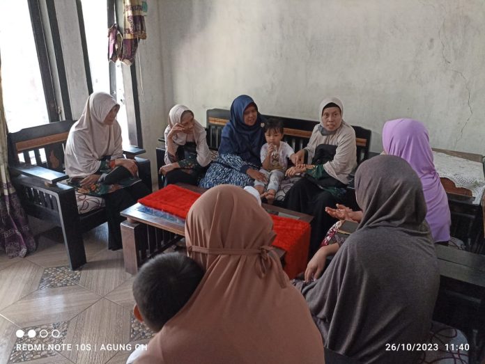 FOTO: Sejumlah guru KB Mutiara Aisyiyah menjenguk Amaliah Syakira Agevina (anak didik) yang sedang sakit di kediamannya dusun Kp Krajan, desa Kalibagor, kabupaten Situbondo, Jatim. Kamis, (26/10/2023).