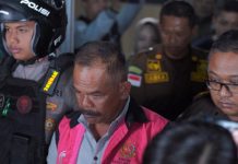 Penyidik Kejati Sulsel Tahan 6 Orang Kasus Dugaan Korupsi Pembebasan Lahan Bendungan Passeloreng Wajo FOTO: Penyidik pada Kejaksaan Tinggi Sulawesi Selatan menahan tersangka AA, selaku ketua Satgas B dari BPN Kabupaten Wajo. Kamis malam (26/10)