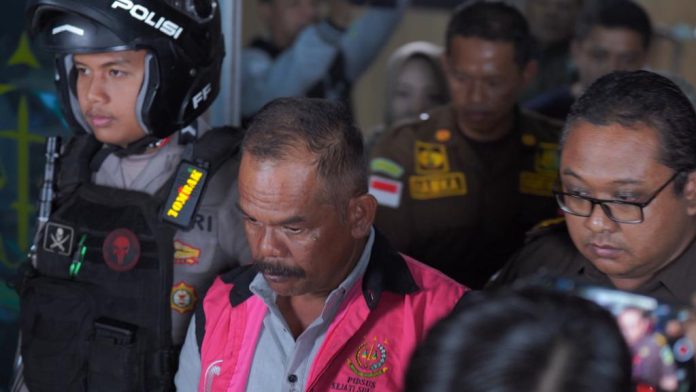 FOTO: Penyidik pada Kejaksaan Tinggi Sulawesi Selatan menahan tersangka AA, selaku ketua Satgas B dari BPN Kabupaten Wajo. Kamis malam (26/10)