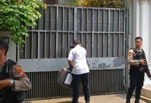 Safe House Firli Bahuri, Tak Terdaftar dalam Laporan LHKPN Periodik 2022 FOTO: Penyidik membawa koper usai menggeledah safe house yang diduga miliki Firli Bahuri/Medcom.id/Siti