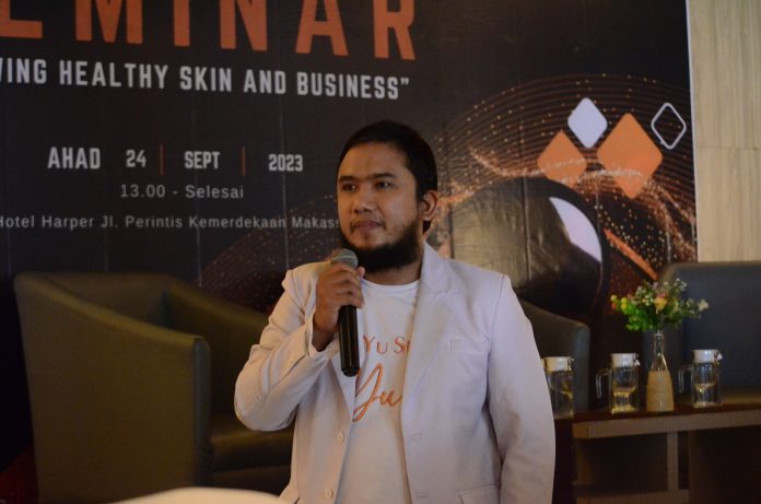 FOTO: dr.Yusuf Ardian, Sp.DVE saat menjadi pembicara pada acara seminar kesehatan kulit di Hotel Harper Makassar beberapa waktu lalu (foto: dok pribadi)