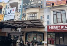 Pintu Belakan Ruko Panti Pijat Sambung dengan Rumah Ketua KPK FOTO: Ruko refleksi keluarga yang tersambung dengan rumah Ketua KPK Firli Bahuri yang terletak di kawasan perumahan Galaxy, Jaka Setia, Bekasi Selatan, Jumat (27/10/2023). Ruko itu disebut ikut digeledah oleh penyidik Direktorat Kriminal Khusus Polda Metro Jaya, Kamis (26/10/2023) kemarin.(KOMPAS.com/Joy Andre T.)