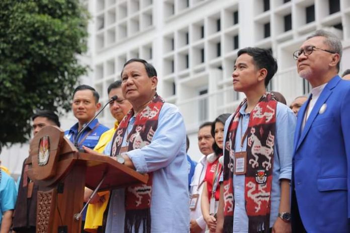 FOTO: Prabowo Subianto dan Gibran Rakabuming Raka saat pendaftaran di KPU RI (properti Facebook Prabowo)