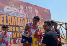 Juara Volly Pantai, Atlit Porkot Manggala: Nomor Punggung Kami dari Lakban di Baliho Caleg FOTO: Jibran mahasiswa Universitas Hasanuddin Fakultas Pertanian saat menerima medali perak di kejuaraan Porkot VIII Makassar tahun 2023 mewakili kecamatan Manggala. Kamis (26/10/2023)