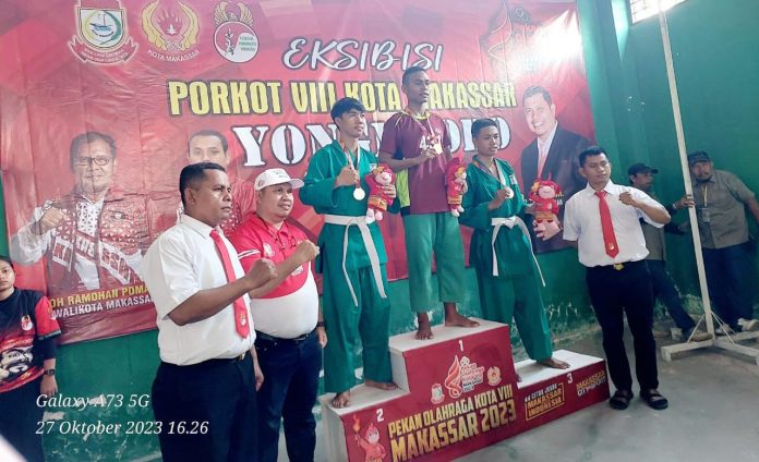 FOTO: Atlit asal kecamatan Manggala saat menerima mendali emas di cabang olahraga Yongmoodo yang digelar di lapangan tenis indoor Fakultas Ilmu Keolahragaan Universitas Negeri Makassar (FIK UNM) Jln Wijaya Kusuma Banta bantaeng Makassar. Sejak Kamis-Jumat 26-27 Oktober 2023 lalu.