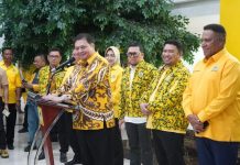 Airlangga Serahkan Surat Penugasan Calon Kepala Daerah, Taufan Pawe Umroh, Zulham: Sudah Minta Izin FOTO: Ketua umum DPP Partai Golkar, Airlangga Hartarto saat menyerahkan surat penugasan ke calon kepala daerah. Selasa (21/11/2023)