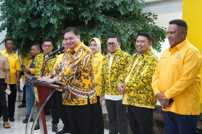 FOTO: Ketua umum DPP Partai Golkar, Airlangga Hartarto saat menyerahkan surat penugasan ke calon kepala daerah. Selasa (21/11/2023)