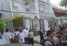 Bos Alexis Sediakan Safe House Buat Ketua KPK, ICW Sebut itu Suap dan Gratifikasi FOTO: Penyidik Polda Metro Jaya memasuki rumah Ketua KPK, Firli Bahuri, di Jalan Kertanegara, Jakarta Selatan, untuk melakukan penggeledahan dalam kasus dugaan pemerasan terhadap Syahrul Yasin Limpo, Kamis (26/10/2023). Foto: Antara