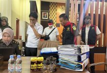 Penyidik Kejati Obok Obok Kanwil BPN Sulsel, Ada apa? FOTO: Penyidik pada Asisten Tindak Pidana Khusus Kejaksaan Tinggi Sulawesi Selatan saat melakukan penggeledahan di kantor Wilayah Badan Pertanahan Nasional (BPN) Provinsi Sulawesi Selatan, di Jalan Opu Daeng Risadju Nomor 438 Baji Mappakasunggu, Kecamatan Mamajang, Kota Makassar. Selasa (31/10).