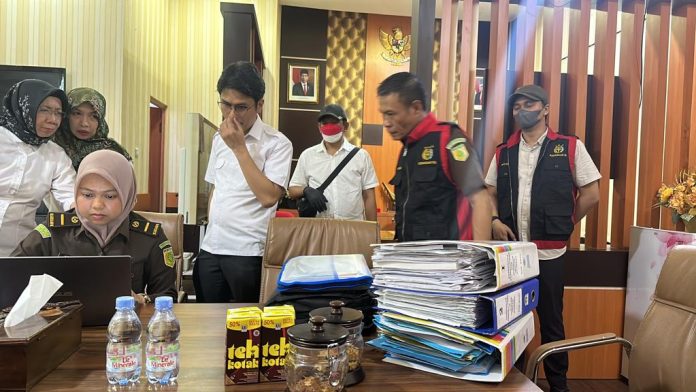 IMG-20231101-WA0218 FOTO: Penyidik pada Asisten Tindak Pidana Khusus Kejaksaan Tinggi Sulawesi Selatan saat melakukan penggeledahan di kantor Wilayah Badan Pertanahan Nasional (BPN) Provinsi Sulawesi Selatan, di Jalan Opu Daeng Risadju Nomor 438 Baji Mappakasunggu, Kecamatan Mamajang, Kota Makassar. Selasa (31/10).
