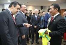 Dapat Jersey Timnas Brazil, Mentan Amran Sebut Pertanian dan Sepakbola Sama-sama Mempersatukan FOTO: Menteri Pertanian (Mentan) Andi Amran Sulaiman mendapat kado cinderamata dari Menteri Pertanian Brazil, Carlos Favaro yang datang bersama rombongan ke kantor Kementan Jakarta.
