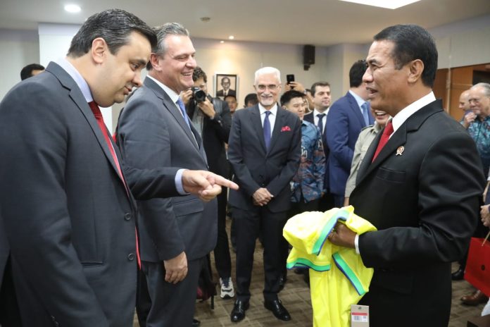 FOTO: Menteri Pertanian (Mentan) Andi Amran Sulaiman mendapat kado cinderamata dari Menteri Pertanian Brazil, Carlos Favaro yang datang bersama rombongan ke kantor Kementan Jakarta.