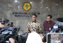 Buat Pondasi Lebih Kuat, Mentan Amran Optimis Indonesia Bisa Swasembada FOTO: Menteri Pertanian Andi Amran Sulaiman saat memberikan keterangan persnya di kantor Kementerian Pertanian RI.