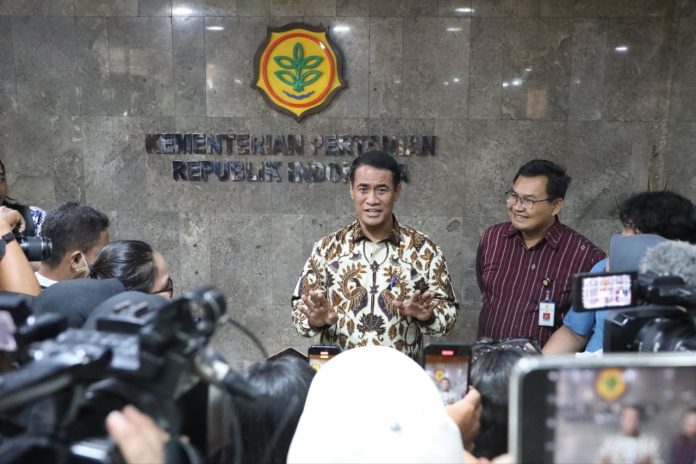 IMG-20231101-WA0394 FOTO: Menteri Pertanian Andi Amran Sulaiman saat memberikan keterangan persnya di kantor Kementerian Pertanian RI.