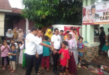 Terus Bergerak Untuk Prabowo-Gibran, Ampera Bersama Legislator Gerindra Tangerang Berbagi Susu ke Warga FOTO: Makbul Ramadhani Ketua AMPERA saat menemui warga di Kp. Margasari Rt 005/008 kelurahan Curug Kulon Kecamatan Curug Kabupaten Tangerang, Provinsi Banten. Rabu (1/1/2023)