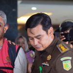 Negara Merugi Rp 20 milyar, Penyidik Aspidsus Kejati Sulsel Temukan Uang Hasil Korupsi Rp 12 M dari Pimcab PT. SI FOTO: Kanan Kasipenkum Kejati Sulsel Soetarmi,SH,.MH saat membawa TY Pimpinan Cabang PT. Surveyor Indonesia (SI) Cabang Makassar.