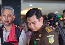 Negara Merugi Rp 20 milyar, Penyidik Aspidsus Kejati Sulsel Temukan Uang Hasil Korupsi Rp 12 M dari Pimcab PT. SI FOTO: Kanan Kasipenkum Kejati Sulsel Soetarmi,SH,.MH saat membawa TY Pimpinan Cabang PT. Surveyor Indonesia (SI) Cabang Makassar.
