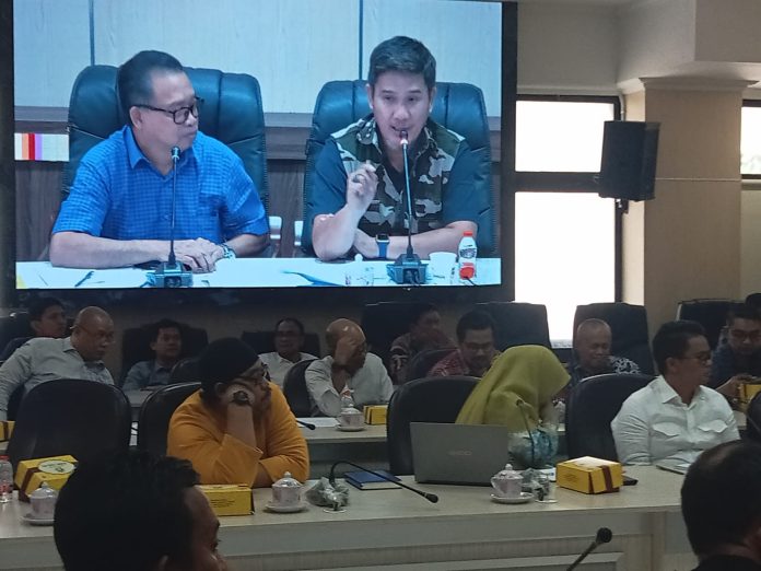FOTO: Wakil ketua DPRD kota Makassar Adi Rasyid Ali saat memimpin RDP antara warga Tamalanrea dan Panitia Seleksi Mitra KSPI-PSEL. Jumat (10/8/2023) lalu.