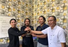 Kekerasan Terhadap Jurnalis iNEWS Berujung Damai di Polrestabes Makassar FOTO: Kasat Reskrim Polrestabes Makassar, AKBP Ridwan Hutagaol, S.Ik saat mendamaikan kedua belah pihak di ruang Reskrim Polrestabes Makassar. Kamis malam (2/11/2023)