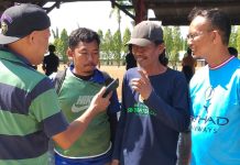 Piala Soeratin Zona Sulsel, Tim U-13 Jeneponto Unggul 3-2 atas Luwu Raya United, Sadikin: Lolos 8 Besar FOTO: Kedua dari kiri Gilang Andika Saputra (Pelatih) Ketua Tim U-13 Jeneponto Ali Sadikin bersama De'Nompo saat ditemui awak media di lapangan sepakbola SPN Batua, Makassar, Ahad (5/11/2023)