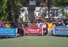 Eks RTRW Kembali Gelar Aksi Unras, Tagih Janji DPRD Makassar Soal Anggaran Pemilu Raya FOTO: Aliansi eks RTRW Kembali menggelar aksi unjuk rasa di depan pintu masuk gedung DPRD kota Makassar. Senin (6/11/2023)