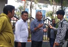 Ketua Komisi D DPRD Makassar Janji Akan Gelar RDP dengan Pemkot Makassar Soal Pemilu Raya RTRW FOTO: Syamsir Saeni Ketua Aliansi eks RTRW saat memberi keterangan persnya kepada awak media di gedung DPRD kota Makassar. Senin (6/11/2023)