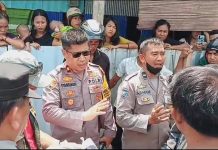 Quick Respon, Kapolsek Manggala Turun Langsung TKP Permasalahan di Wilayah FOTO: Kapolsek Kompol H. Syamsuardi, S.Sos,. MH bersama personilnya, turun langsung mendatangi TKP di Jln. Pinggir Kanal Borong Kompleks Adetarina Kelurahan Bitowa, Senin ( 6/11/23)
