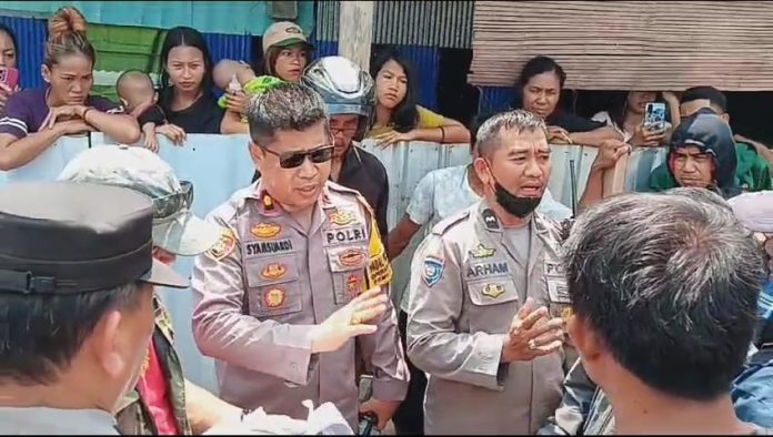 FOTO: Kapolsek Kompol H. Syamsuardi, S.Sos,. MH bersama personilnya, turun langsung mendatangi TKP di Jln. Pinggir Kanal Borong Kompleks Adetarina Kelurahan Bitowa, Senin ( 6/11/23)