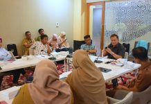 Gelar Rapat Teknis, Timsel Calon Anggota KI Sulsel Bahas Persiapan Tahapan Psikotes dan Dinamika Kelompok FOTO: Dr. Hasrullah MA saat memimpin rapat Tim Seleksi (Timsel) Calon Anggota Komisi Informasi Provinsi Sulawesi Selatan Senin (06/11/2023).