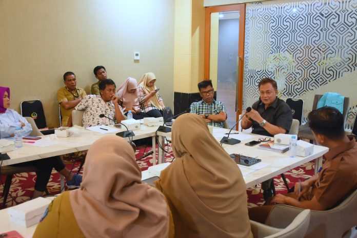 FOTO: Dr. Hasrullah MA saat memimpin rapat Tim Seleksi (Timsel) Calon Anggota Komisi Informasi Provinsi Sulawesi Selatan Senin (06/11/2023).