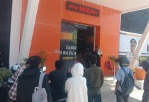 Diduga Melanggar, Mahasiswa Desak Pemkot Palopo Cabut Izin Operasi Sejumlah Alfamidi Dan Indomaret FOTO: Sejumlah mahasiswa yang tergabung dalam aliansi Pemuda dan Mahasiswa mendatangi kantor pelayanan perizinan satu pintu (PTSP) Pemkot Palopo, Senin 06 November 2021.