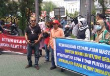 Eks RTRW Desak Pemilihan, BPM Makassar: Nanti Kami Laksanakan, Tapi Lebih Utamakan Pemilu 2024, Harun: Itu Agenda Nasional FOTO: Aliansi Eks RTRW saat menggelar aksi demonstrasi mendesak pelaksanaan Pemilu Raya di pelataran gedung DPRD kota Makassar. Senin (6/11)