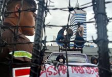 AMUK Sulsel Desak Kejati Sulsel Periksa Mantan Eks Bupati Sinjai FOTO: Sejumlah Mahasiswa saat menggelar aksi unjuk rasa di depan pintu kantor Kejaksaan Tinggi Sulsel. (LN)