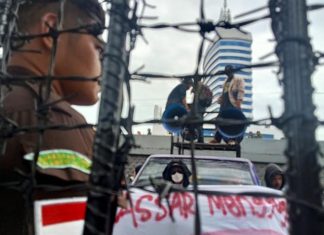 Tak ada Kepastian Hukum, Aliansi akan Kembali “Gempur” Kejati Sulsel: Supervisi dan Ambil Alih FOTO: Sejumlah Mahasiswa saat menggelar aksi unjuk rasa di depan pintu kantor Kejaksaan Tinggi Sulsel. (LN)