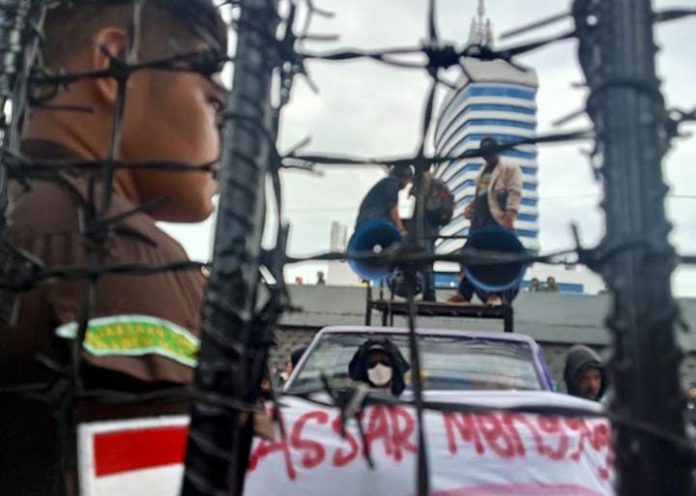 FOTO: Aliansi Mahasiswa Ungkap Kasus AMUK Sulawesi Selatan saat menggelar aksi unjuk rasa di depan pintu kantor Kejaksaan Tinggi Sulsel. (LN)