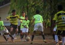 Laga Final Piala Soeratin U-13, Bertemu Jeneponto Versus Pinrang, Lapangan Sepakbola Dirgantara AURU Makassar FOTO: Pemain U-13 Jeneponto baju Kuning strip hitam Muh. Aldino Umar siswa SMP Negeri 1 Binamu siswa Klas 8, pemain bek kiri saat berhadapan dengan 4 pemain Tim U-13 Bantaeng dalam babak Semifinal berkesudahan 3 - 1 di lapangan SPN Batua. Rabu (8/11/2023)