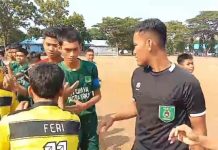 Diduga Tim U-13 Soeratin Pinrang Libatkan Anak SMA, Minta Asprov Sulsel Bentuk Tim Independen FOTO: Jelang Pertandingan Piala Soeratin Cup U-13 antara Tim Soeratin U-13 Pinrang Versus Jeneponto. Kamis (9/10/2023)