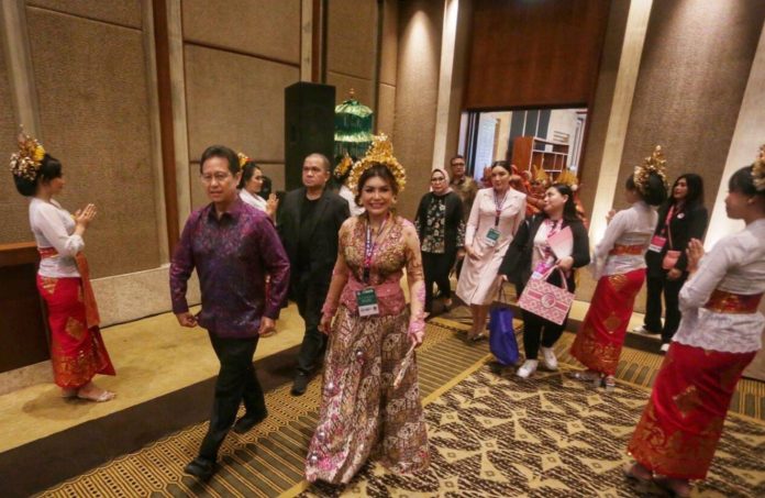 FOTO: Kanan Prof Deby Vinski saat mendampingi Menteri Kesehatan Republik Indonesia, Budi Gunadi Sadikin dalam pembukaan International Health Conference (konferensi kesehatan internasional) di Grand Hyatt Hotel Nusa Dua, Bali, Jumat (10/11).