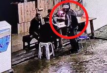 Video Viral Ancam Pekerja di Upper Hills dengan Badik Terhunus, Kasatreskrim: Dilakukan Penyelidikan Foto tangkap layar video viral pengancaman terhadap pekerja di Gedung Upper hills yang terletak di Kawasan Tanjung Bunga, Kelurahan Mattoangin, Kecamatan Mariso, Kota Makassar, Sulawesi Selatan (Sulsel), pada Jumat sekitar pukul 21.30 WITA.