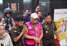 Kasus Korupsi Rp20 Milyar, Penyidik Kejati Sulsel Tetapkan Tersangka Baru FOTO: Kasipenkum Kejati Sulsel Soetarmi bersama Tim Penyidik pada Asisten Tindak Pidana Khusus Kejaksaan Tinggi Sulawesi Selatan menahan tersangka AP Direktur Operasional PT. Inovasi Global Solusindo. Senin (13/11/2023)