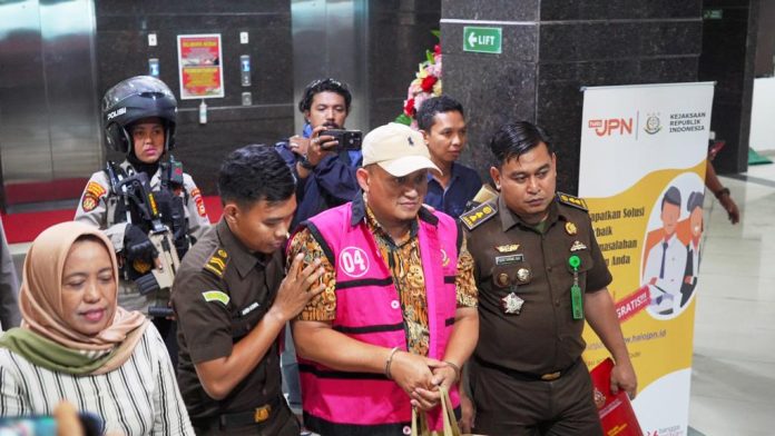 FOTO: Kasipenkum Kejati Sulsel Soetarmi bersama Tim Penyidik pada Asisten Tindak Pidana Khusus Kejaksaan Tinggi Sulawesi Selatan menahan tersangka AP Direktur Operasional PT. Inovasi Global Solusindo. Senin (13/11/2023)