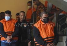 Diduga Pj Bupati Sorong Buat Pakta Integritas dengan BIN, untuk Menangkan Ganjar-Mahfud FOTO: Pj Bupati Sorong Yan Piet Mosso, saat berada di Gedung Merah Putih KPK, Jakarta, Selasa (14/11/2023). (Antara)